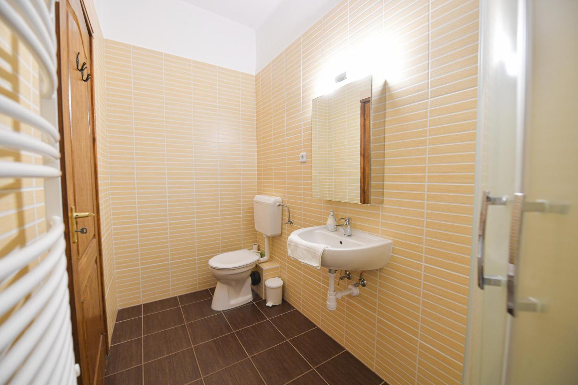 Kokusz Apartmanok Eger Værelse billede