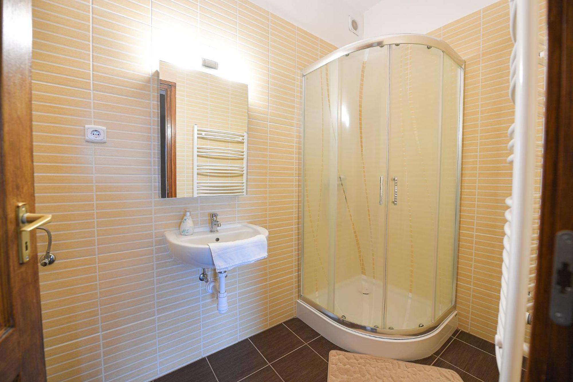 Kokusz Apartmanok Eger Værelse billede